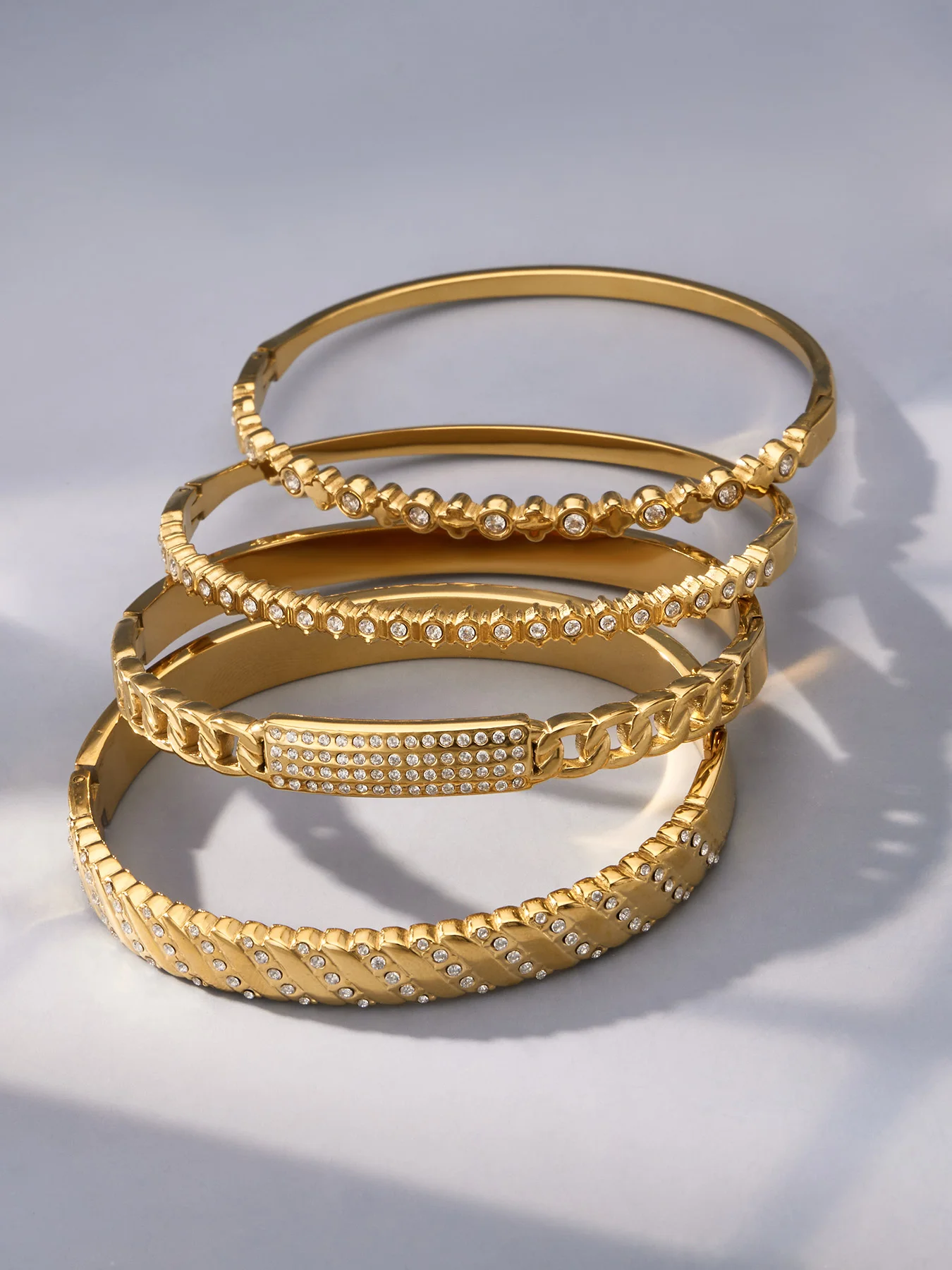 Zierliche CZ Kubikzirkonia Armreifen Edelstahl-Armreifen für Frauen 18k Vergoldete Armreifen mit Mehrfach-Zirkon-Einlage – Detail 8