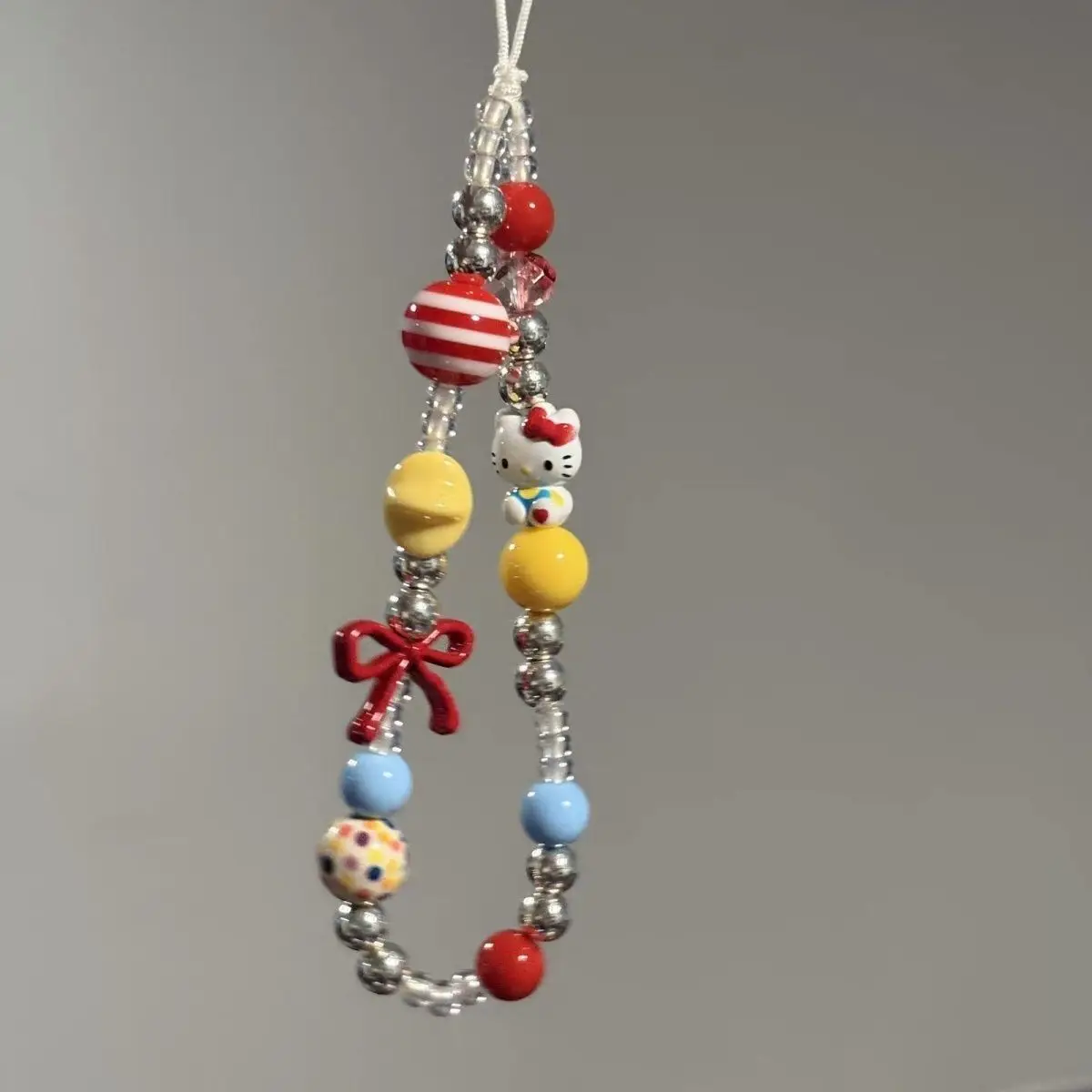 Kawaii Cartoon-Kätzchen Handyband, Mehrfarbiger Handgefertigter Perlenriemen mit Schleifenanhängern, Niedlicher Taschen-Schlüsselanhänger Geschenk – Detail 1