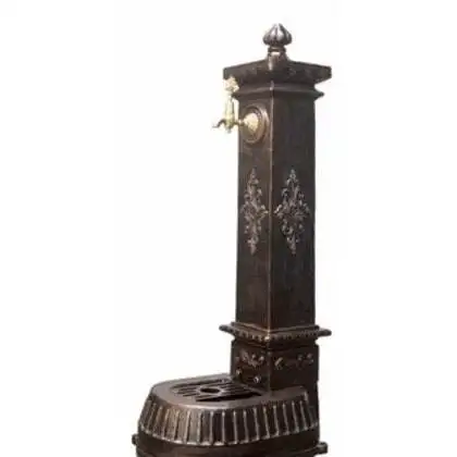 Metallgussbrunnen im modernen Design, bemalter Garten mit Wasserhähnen, dekorativer Wasserfall, Haustier-Herbsthof