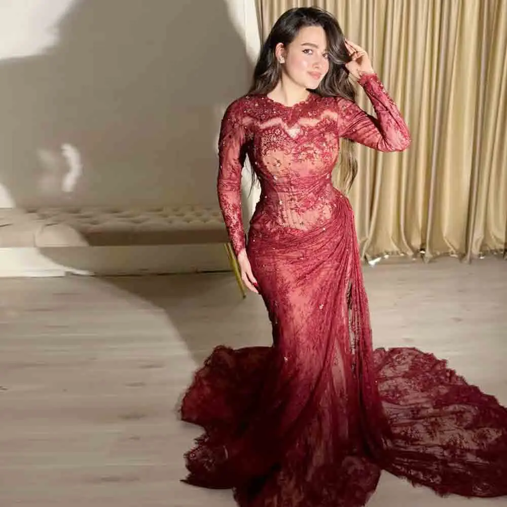 Maßgeschneidertes burgunderfarbenes, dezentes muslimisches Verlobungs-Abendkleid mit langen Spitzenärmeln, Kristall-Meerjungfrauenkleid, formelle Kleider aus Spitze.
