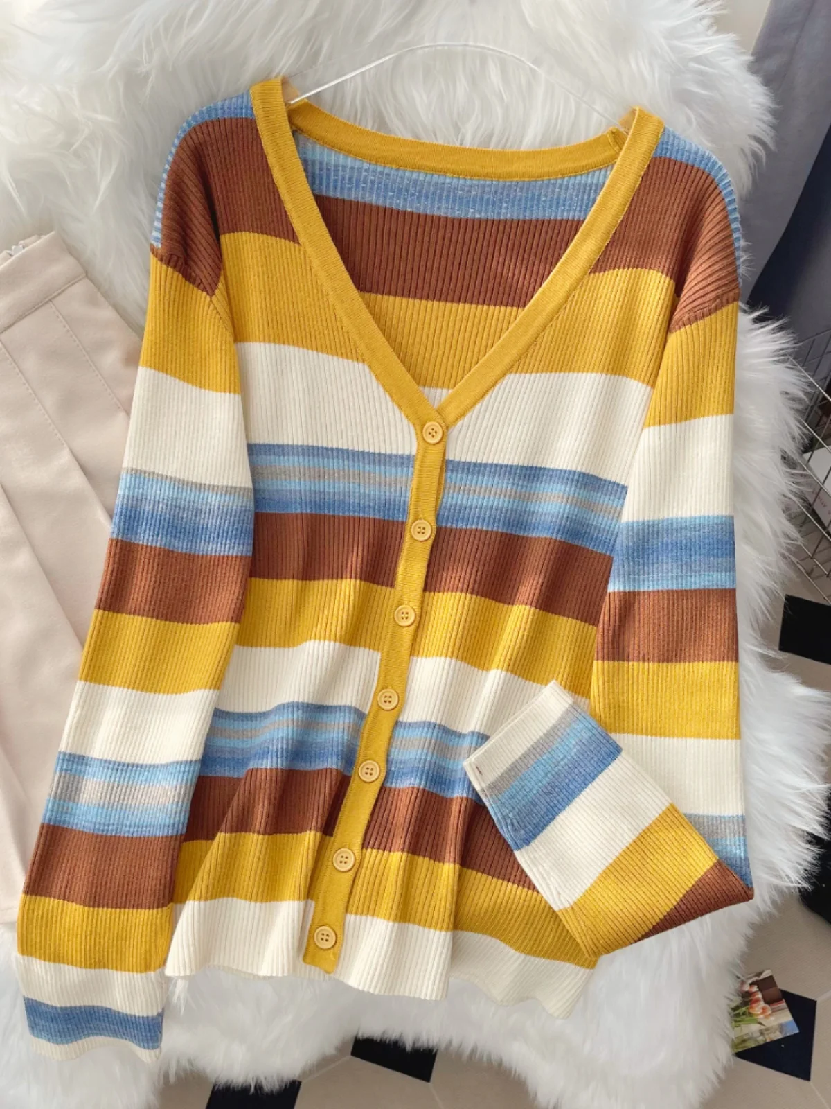  Striped V-Neck Knitwear Large Size Women's Inner Wear Base Shirt Design Sense Autumn New Arrival Fat MM Top