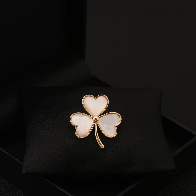 Simple Shell Lucky Grass Leaf Brooch Women's Suit Neckline Versatile Clothing Accessories Fashion Flower Pin Clip Jewelry Buckle