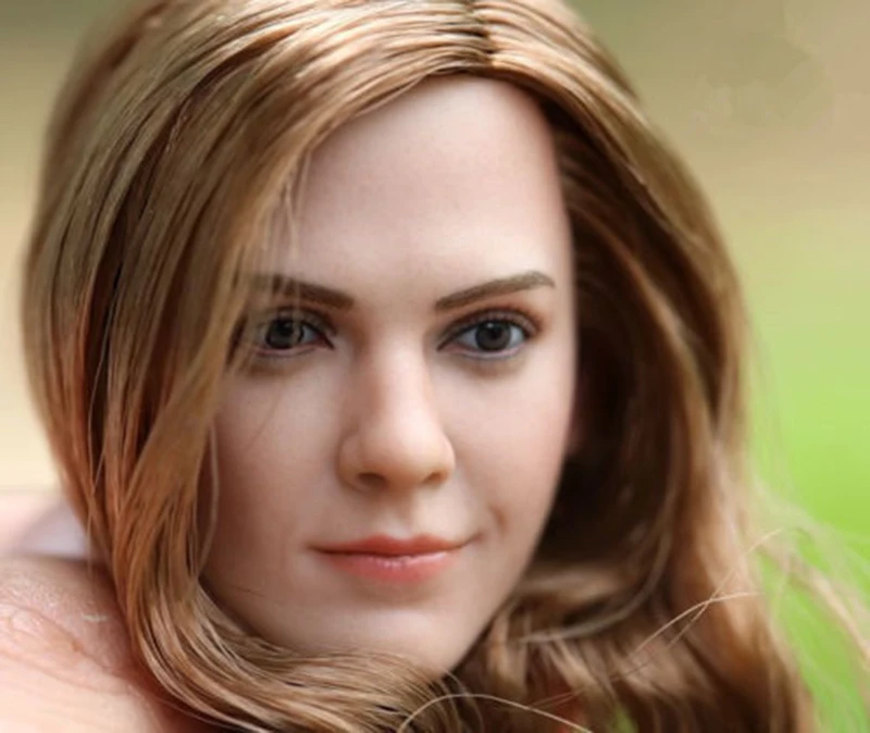 En stock, escala 1/6, cabeza esculpida de Emma Watson con rizos largos, modelo tallado de pelo para figura de acción de soldado femenino de 12 pulgadas, cuerpo de muñeca