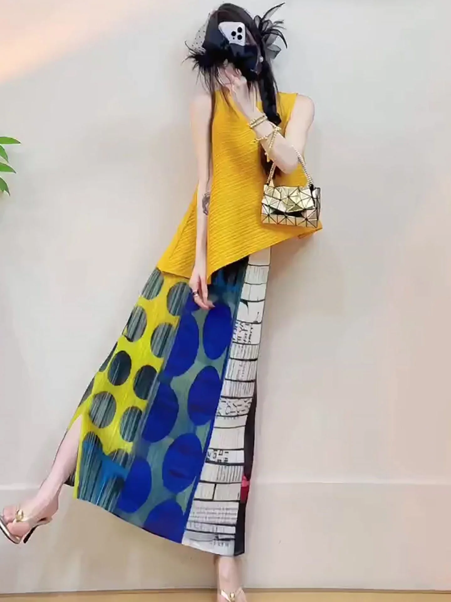 

Летний оранжевый комплект: топ без рукавов и плиссированная юбка в стиле колор-блок. Повседневный женский модный комплект из дышащего полиэстера.