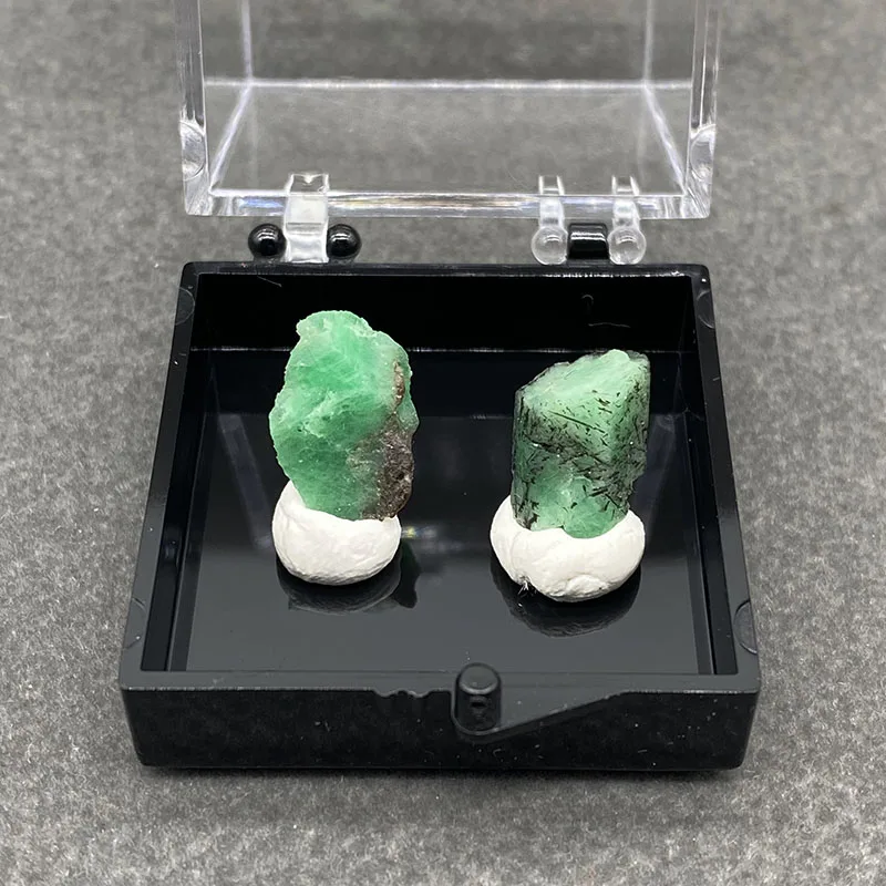 100%  Natural Emerald Mineral Specimens Stones and Crystals Healing Crystal   +Box size:35*35*35 mm