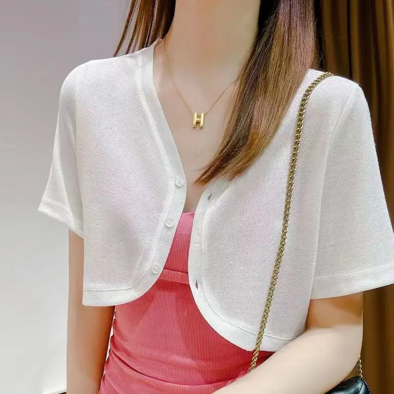 Modern Şıklığın Temeli: Kadınlar İçin Hafif Dokunmatik Kısa Kol Cropped Cardigan Nasıl Giyilir ve Seçilir?