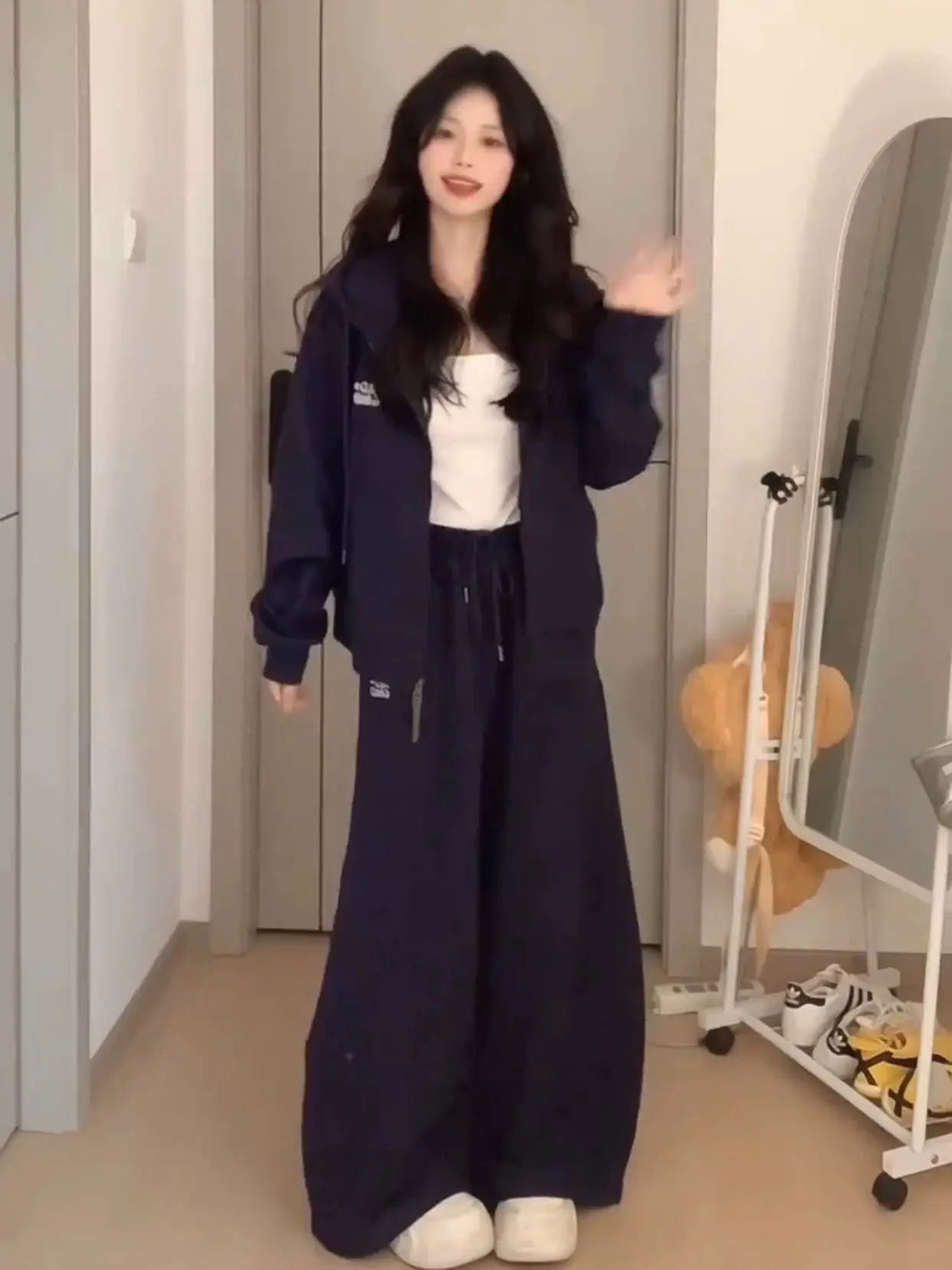 Marineblauwe trainingsbroek met wijde pijpen |   Zachte, gezellige stof |   Ontspannen pasvorm en minimalistisch ontwerp |   Perfecte vakantie-loungewear en casual outfits