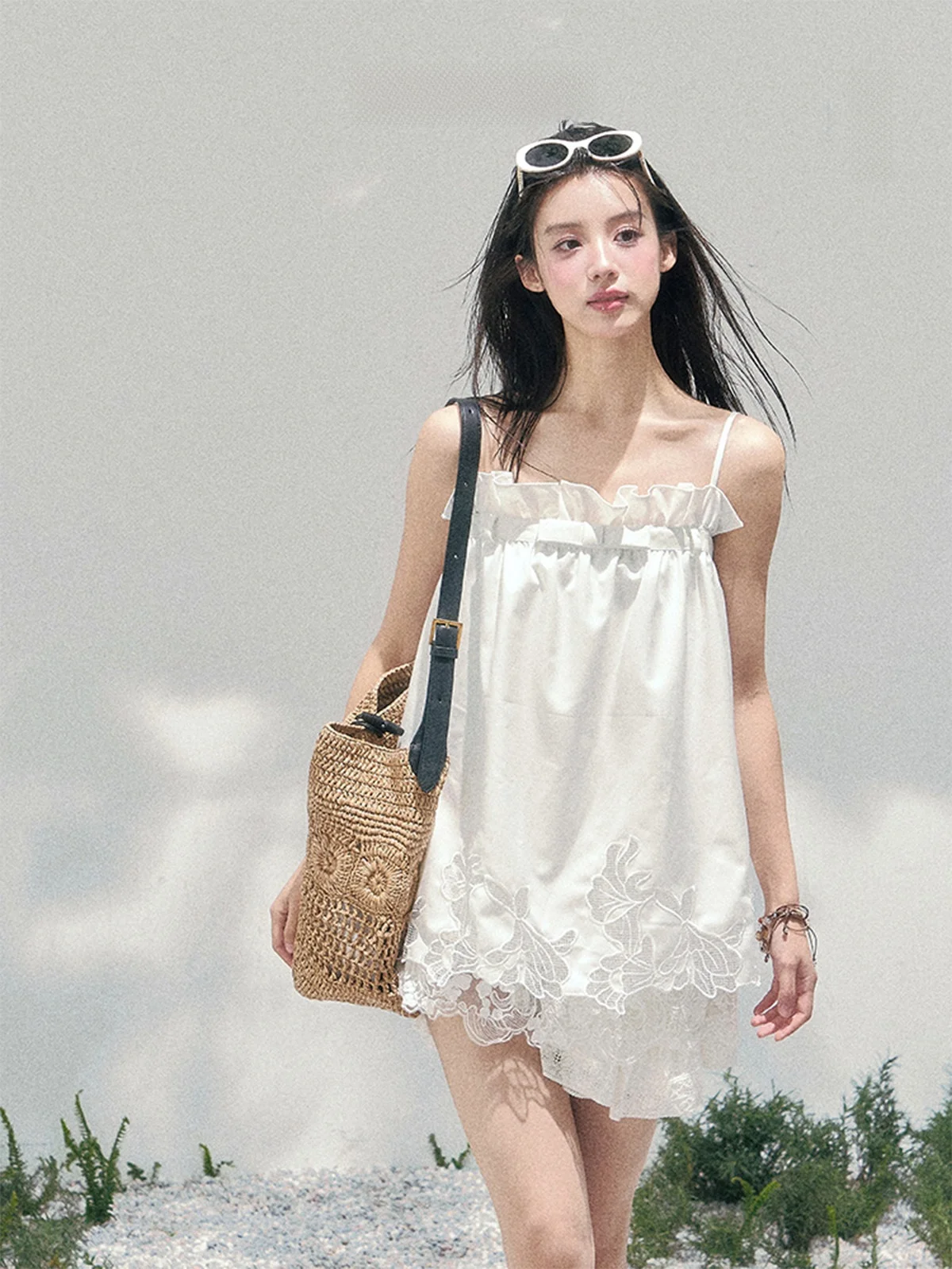 

Женская футболка AOMALM с кружевными вставками на плечах, свободного кроя, без рукавов, из полиэстера, в нежном стиле, для ранней весны