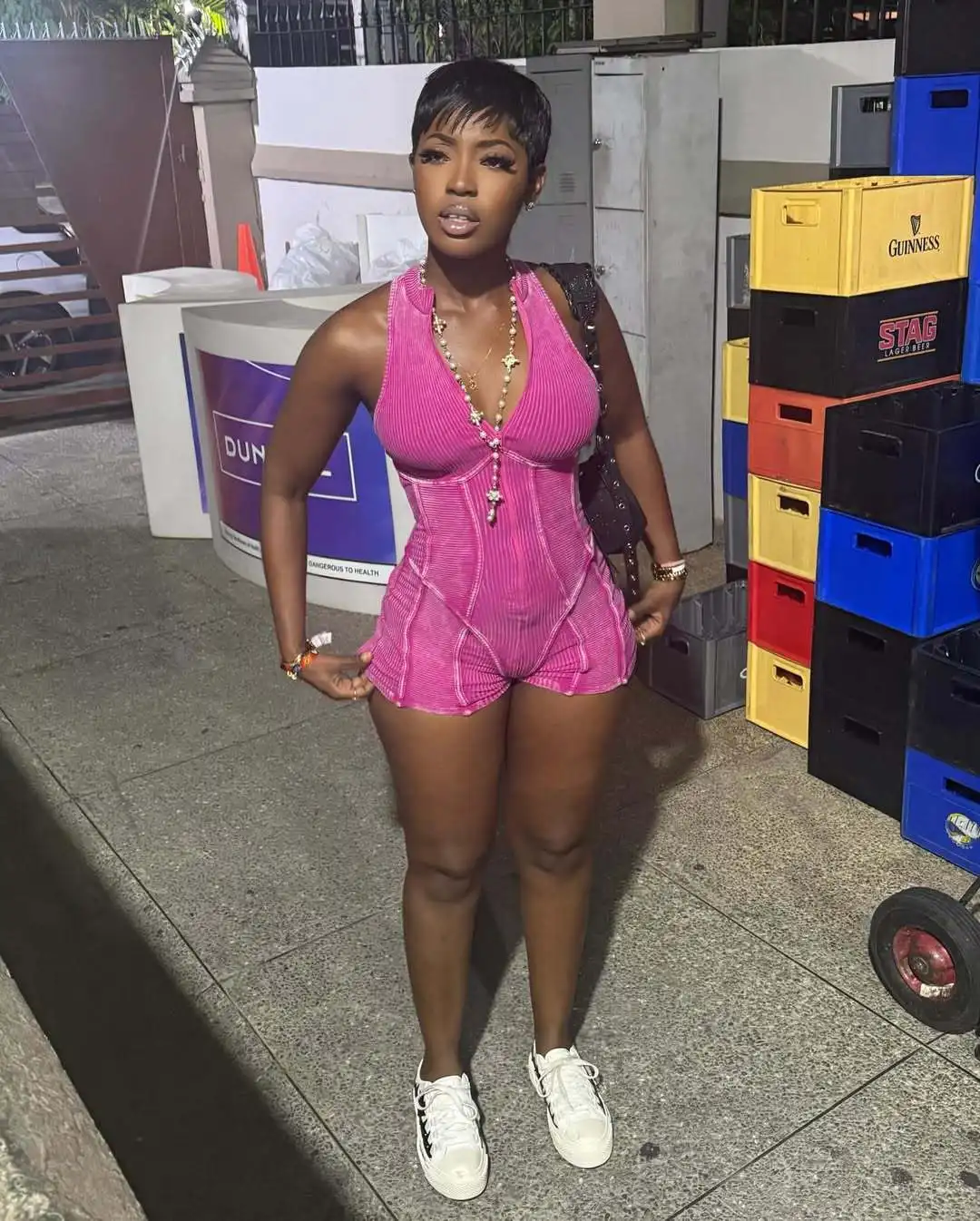 

Женский комбинезон с V-образным вырезом, без рукавов, с пайетками, открытой спиной, шорты, клубный наряд