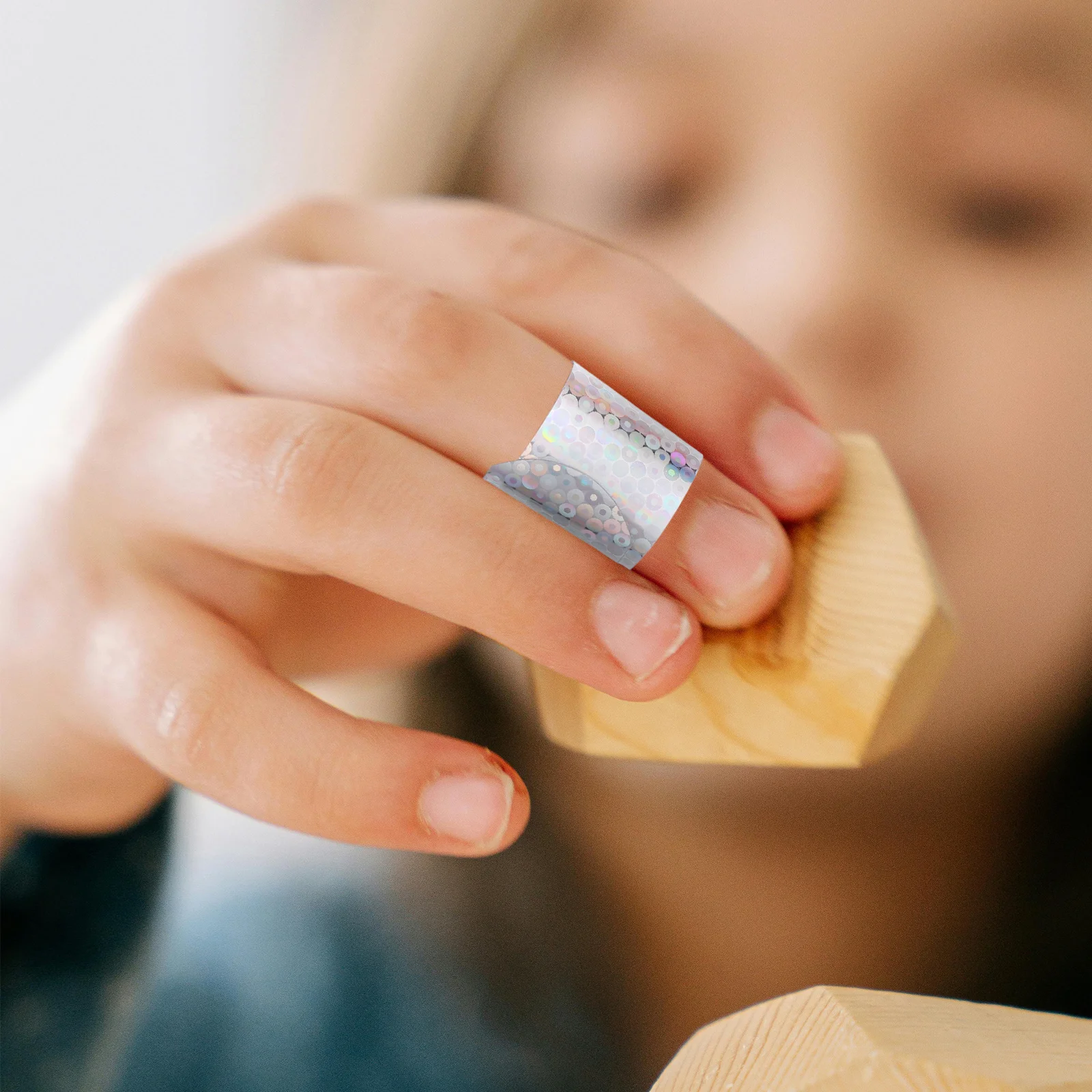 

50 шт. красочные гибкие бинты, водонепроницаемые дышащие наклейки для защиты мелких ранов, кончиков пальцев, PE бинты оптом