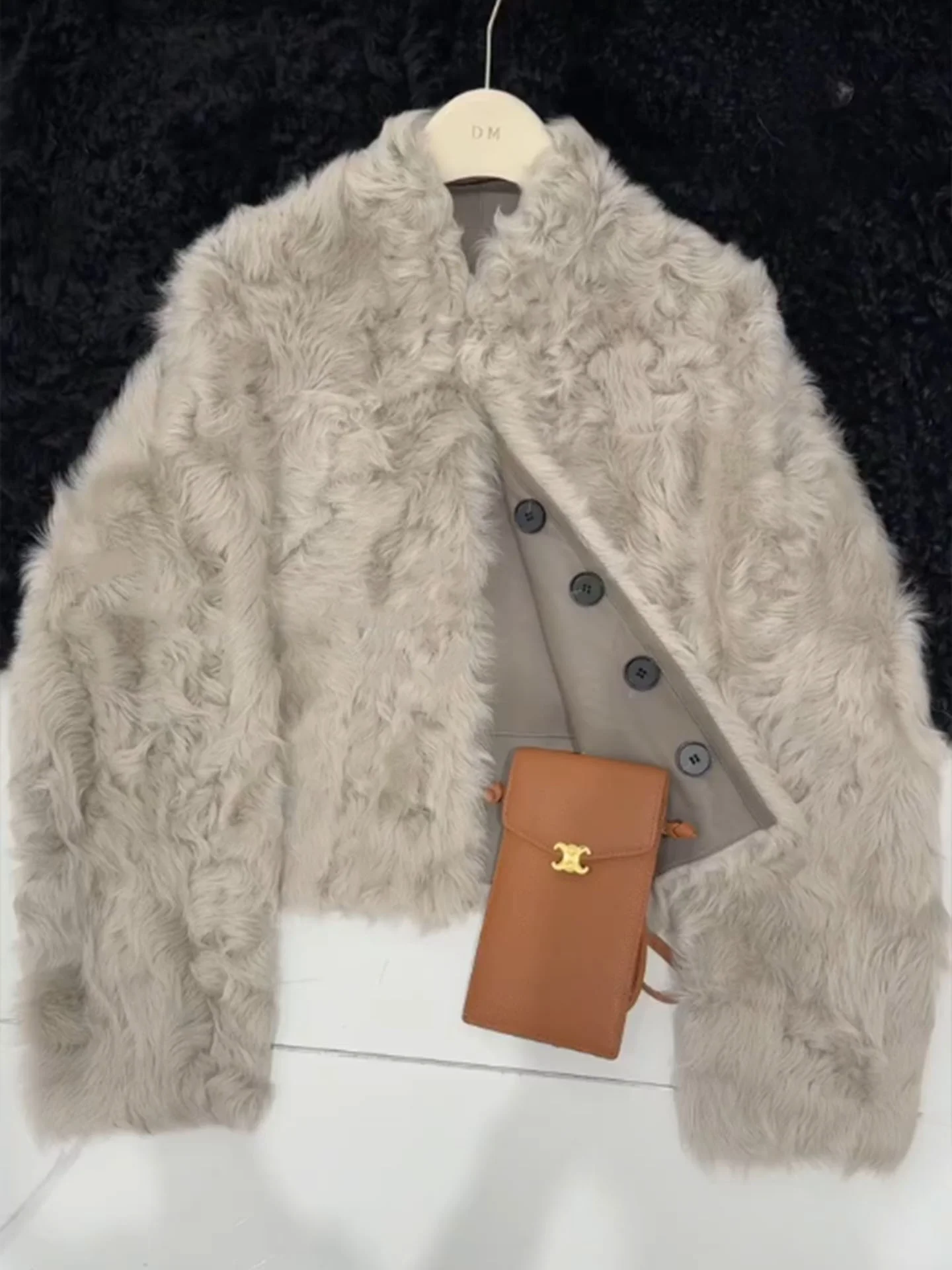 

Уникальная, очень стильная женская куртка из искусственного меха, зима 2025, новая, высококачественная, повседневная, на флисовой подкладке, легкая, приталенного кроя, Comm...