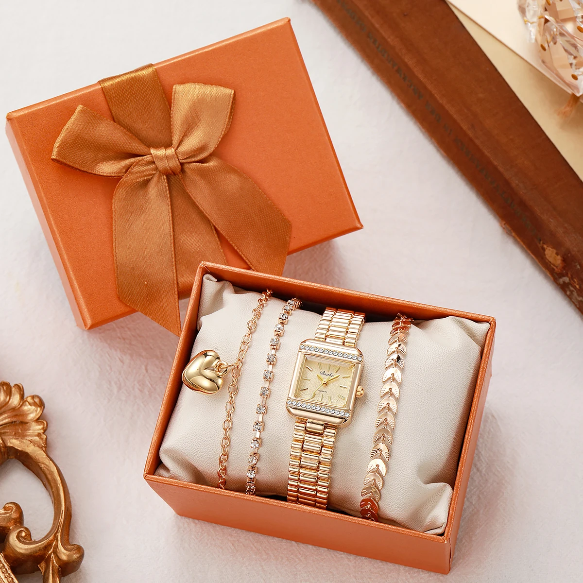

Роскошный золотой квадратный браслет для часов в комплекте для женщин | Кристаллический бисерный браслет | Подвеска в форме сердца | Лифт Линк | Элегантный подарочный набор