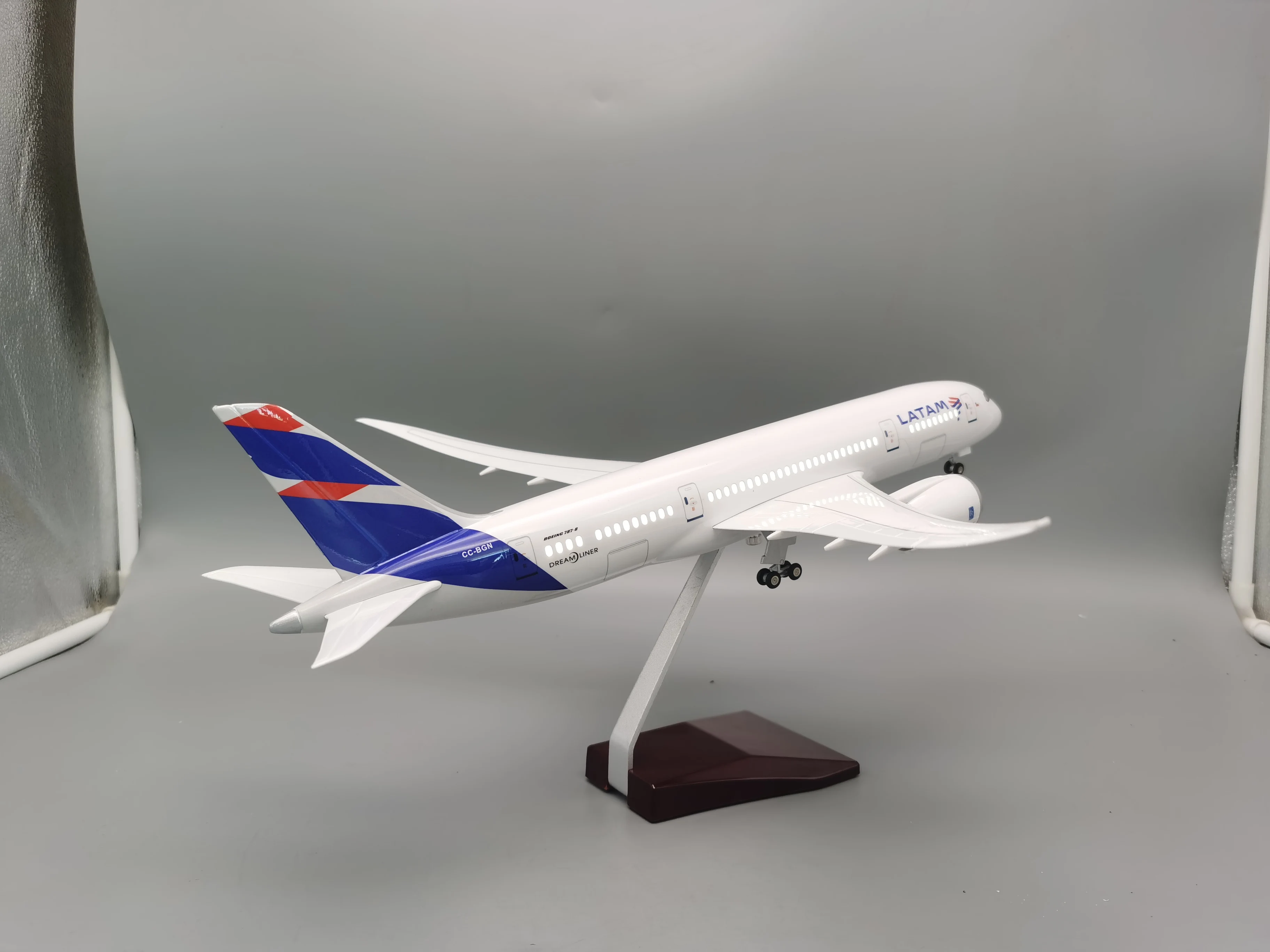 B787 비행기 모델 47cm 라틴 아메리카 항공 장난감 비행기 모델 1/130 스케일 소형 비행기 빛과 바퀴 장난감 소년 어린이