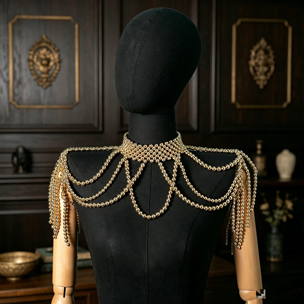 Eleganter Hochzeits-Perlenkragen, mehrlagige, drapierte Perlenkette mit seitlichen Quastenfransen für formelle Abendkleider. – Detail 6