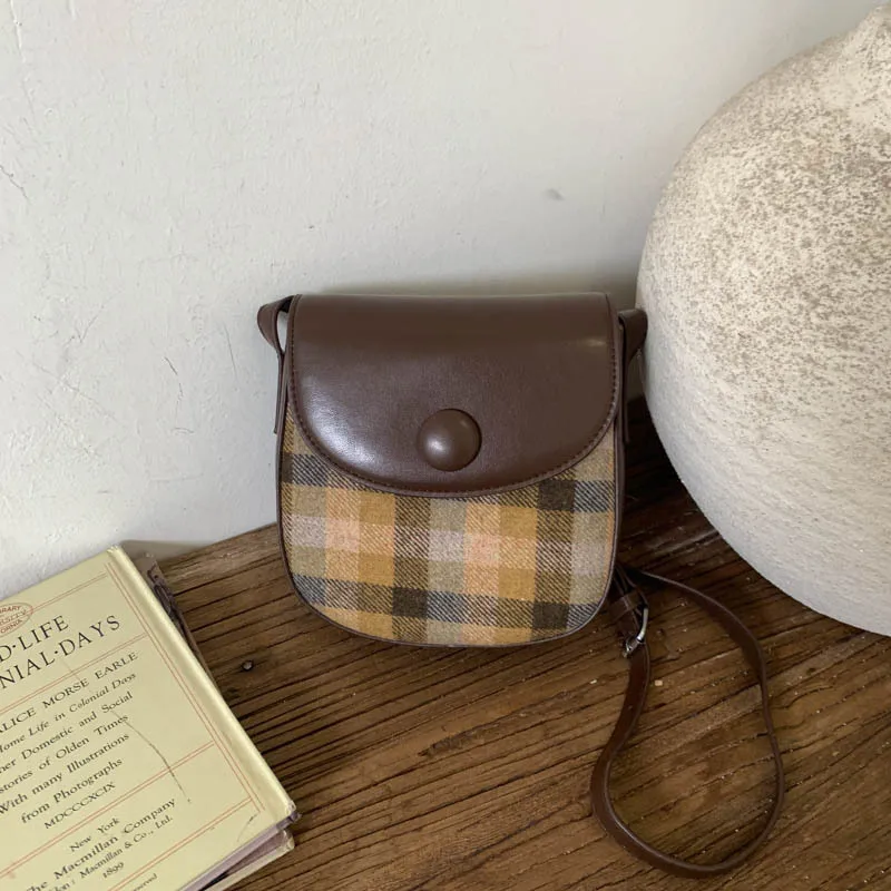 

2023 Новая квадратная женская сумка с цветными блоками, текстурированная парусиновая сумка через плечо, повседневная мини-тоут, шикарная и универсальная ​