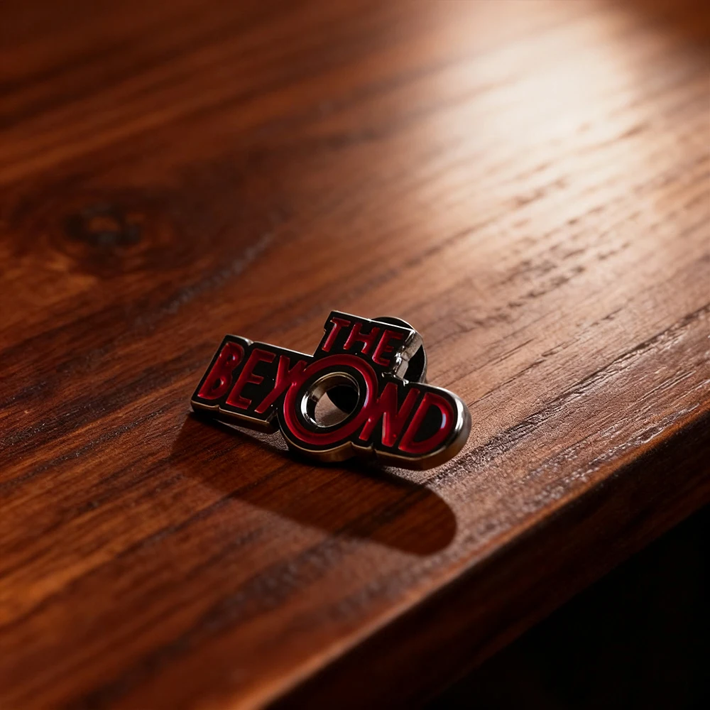 Die Beyond Classic Horror Movie Logo-Brosche, rotes englisches Buchstabenabzeichen, kreativer Film-Accessoire-Emaille-Pin, dekorativer Fan-Sammelartikel – Detail 6
