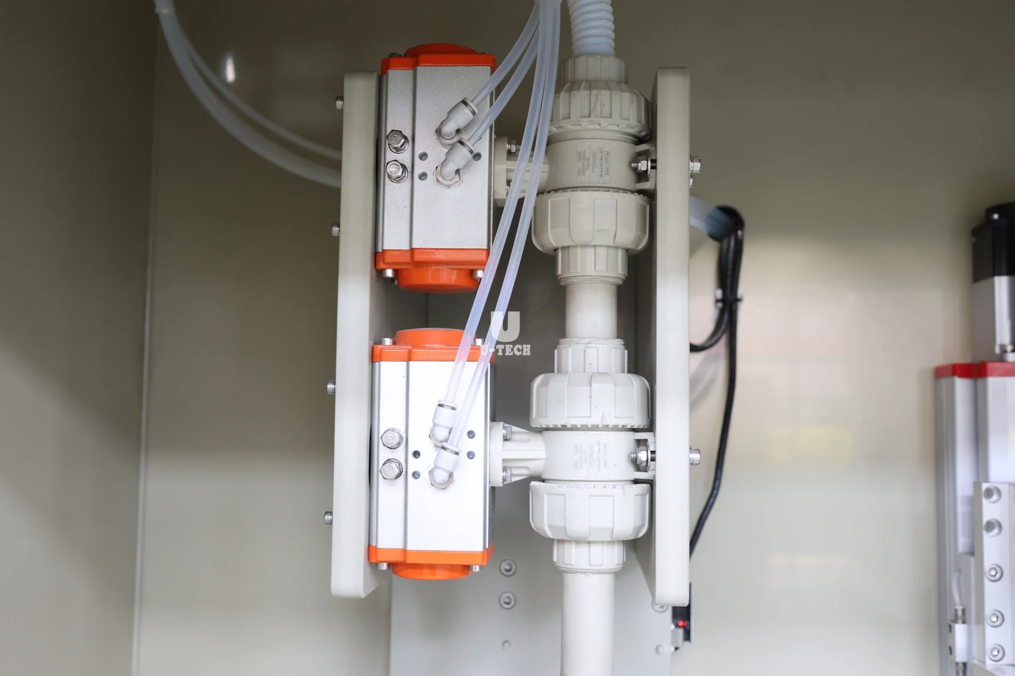 Automatyczna maszyna do napełniania i zamykania płynów o pojemności 20 litrów z pojedynczą głowicą