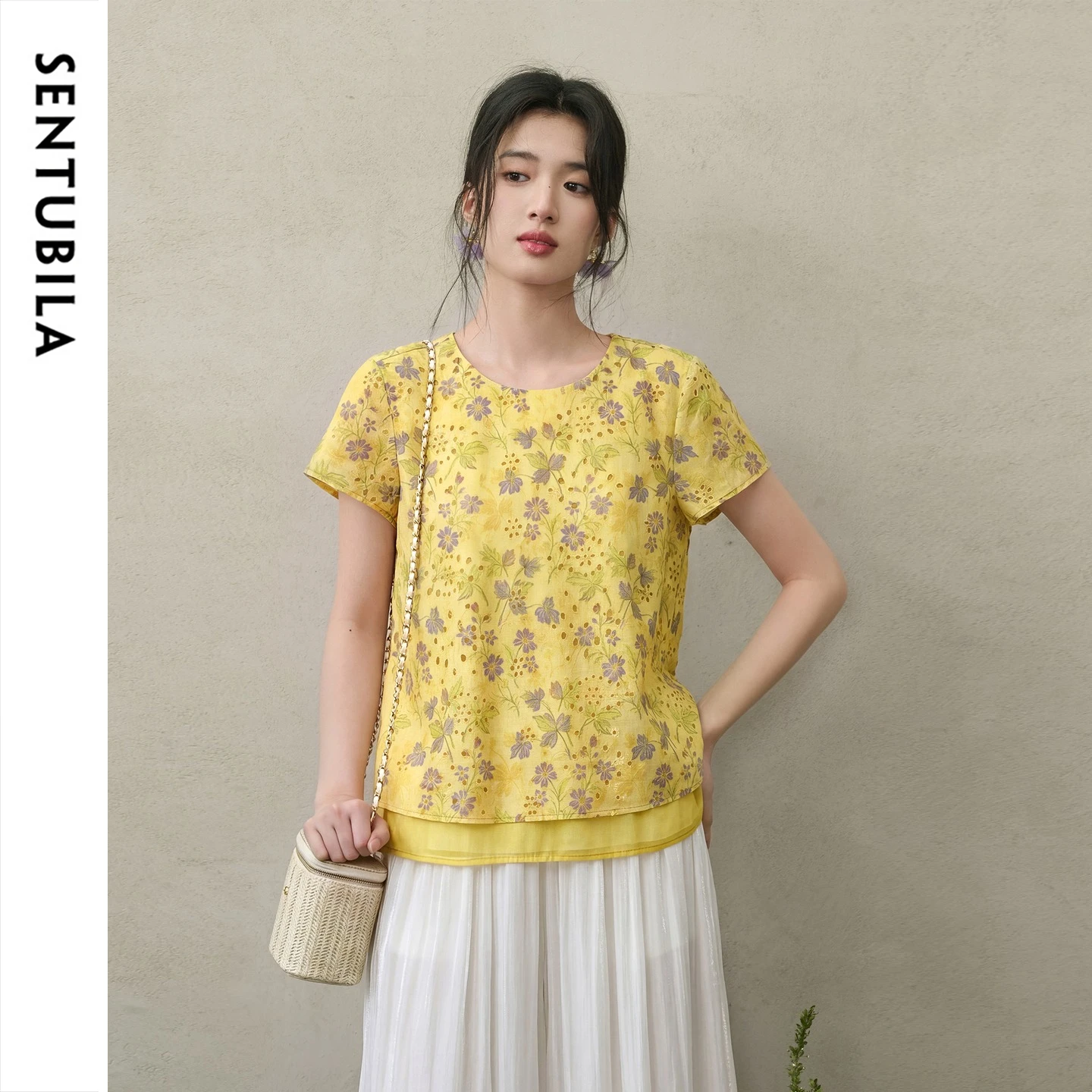 

SENTUBILA feeling] Shangdu Bira retro Gesang flower T-shirt women's summer round neck printed hollow texture loose top 162TE7456