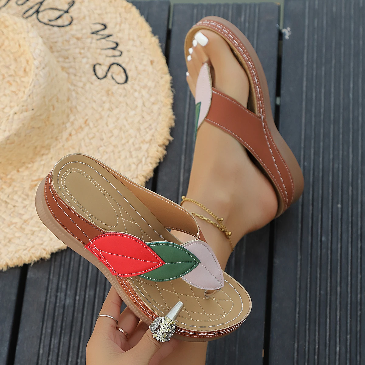 

2025 женские тапочки, уличные сандалии на танкетке, модные нескользящие тапочки, женская трендовая легкая вечерняя женская обувь, женские шлепанцы