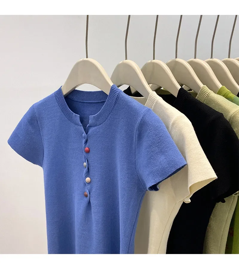 Trendiges, figurbetontes, kleinblaues Strick-Top, Sommer 2026, Dopamin-farbige Knöpfe, schmales Kurzarm-T-Shirt für Damen – Detail 3