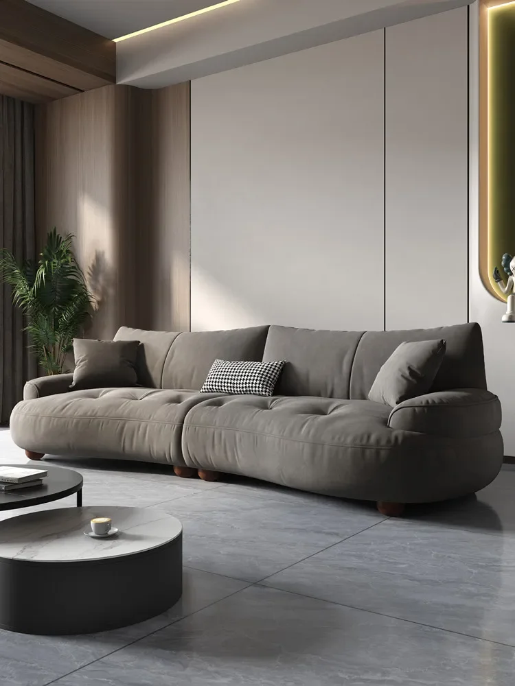 Sofa tiga orang baris lurus Italia, apartemen kecil ruang tamu melengkung tiang Nordik teknologi desainer sofa kain