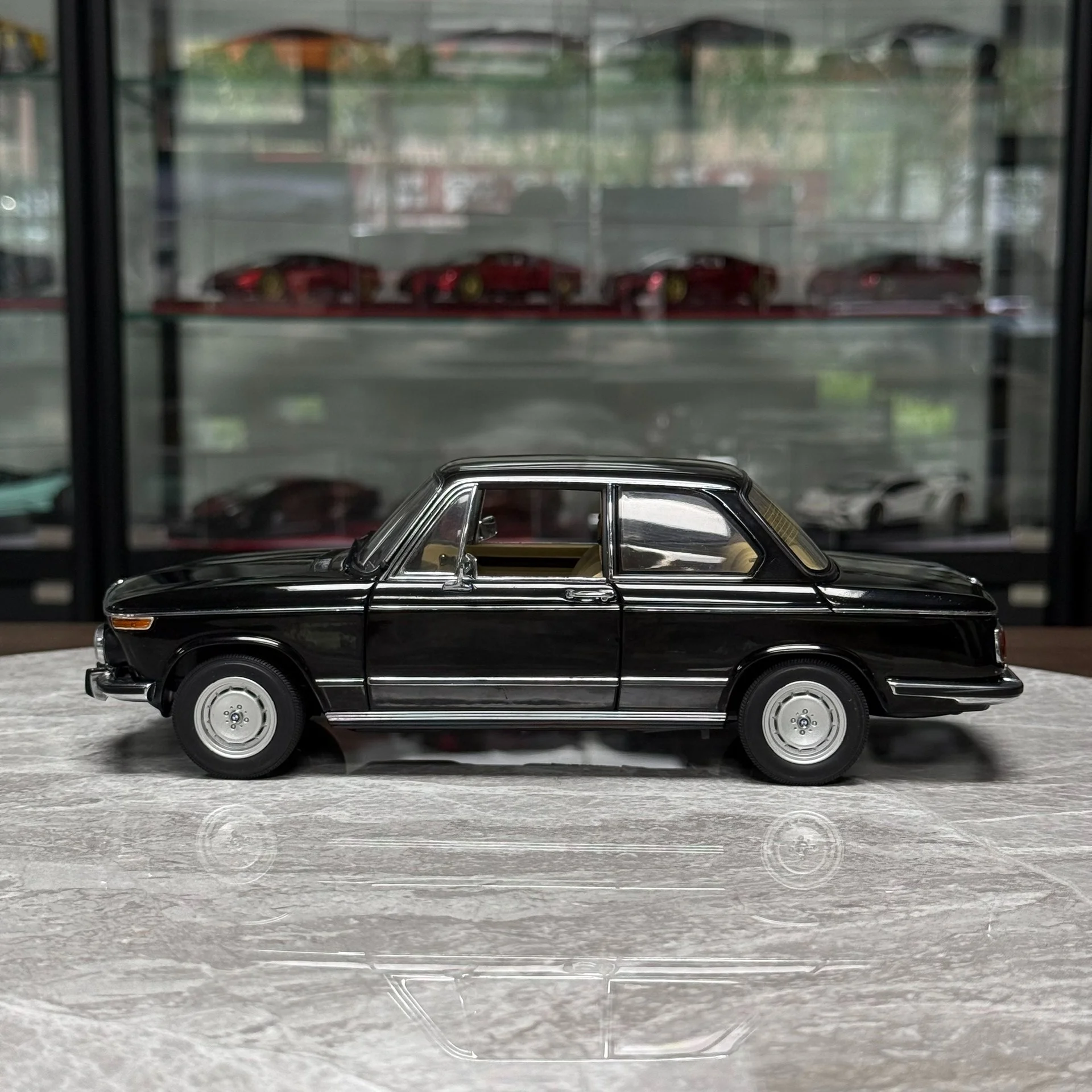 Autoart 1:18 2002 L Black Simulation Limited Edition All Open Alloy Metal Static Car Model Toy Gift