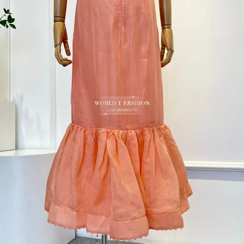 Autunno nuove donne in stile casual che indossano un abito longuette a sirena senza maniche con perline rosa 2025