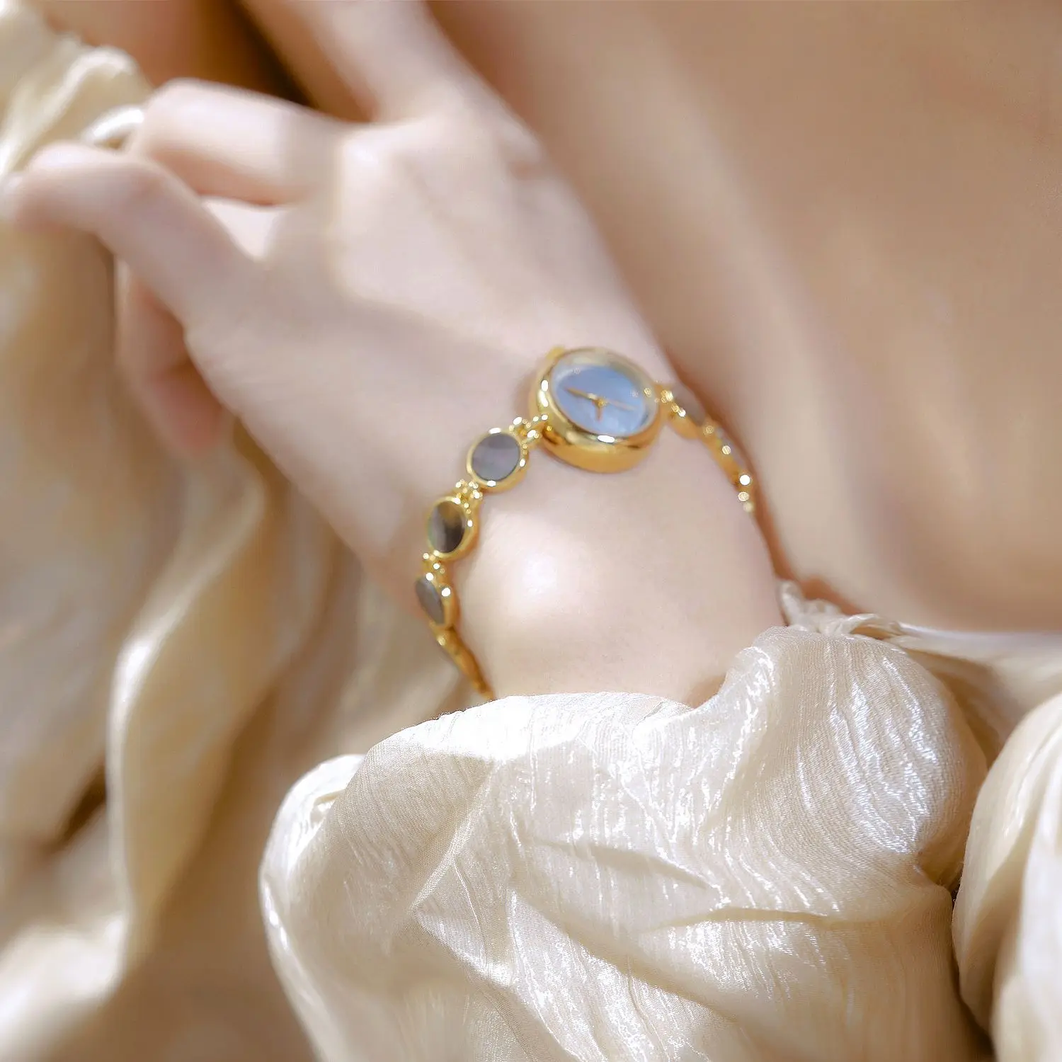 Luxury Gold Bracelet Watch for Women Natural Colored Shell Dial Elegant Ladies Quartz Wristwatch Fashion Party Dress Watches