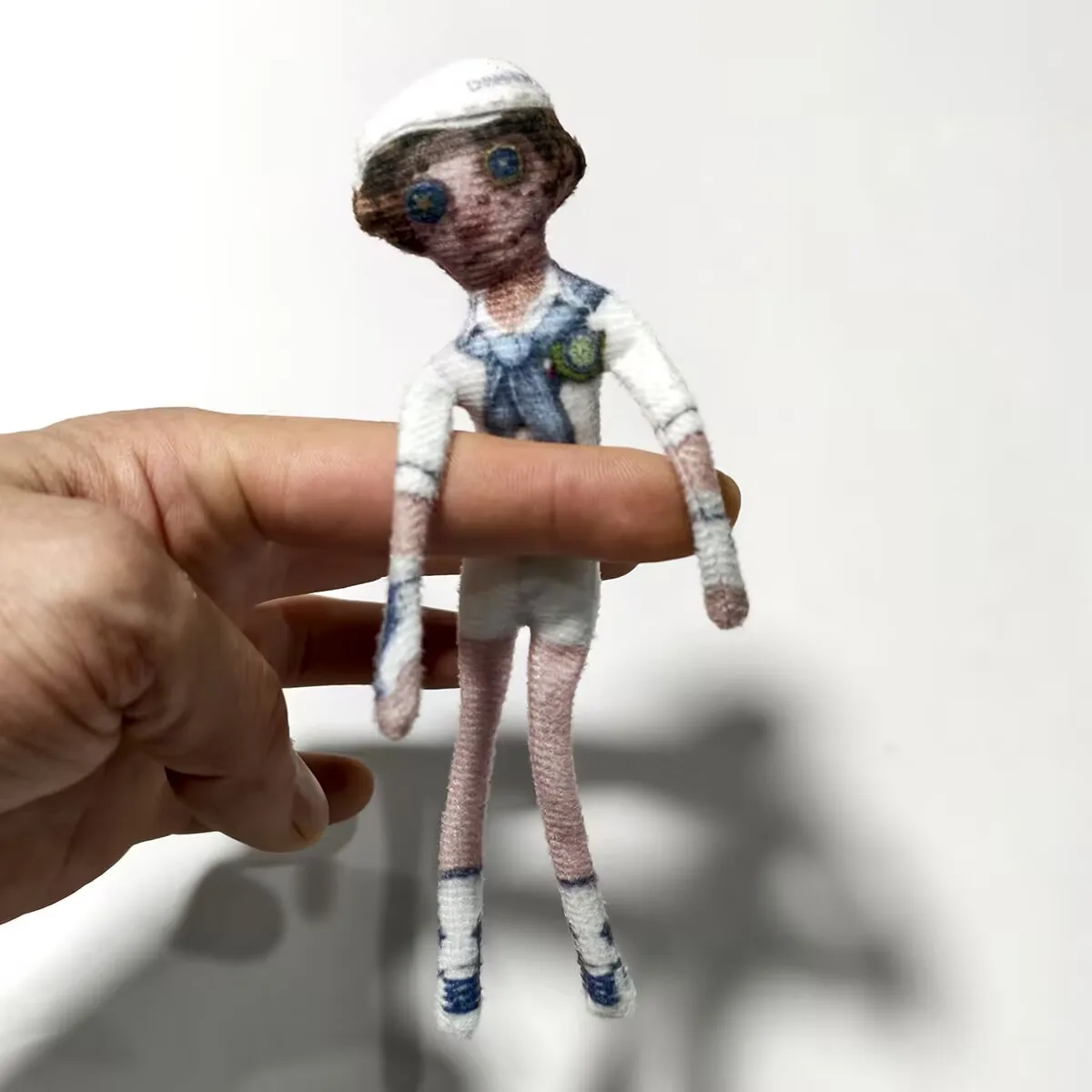 Nuova statuina rifinita "Identity V" ultrasottile da 15 centimetri: astratta, senza bordi bianchi, con un scheletro, può essere modellata liberamente