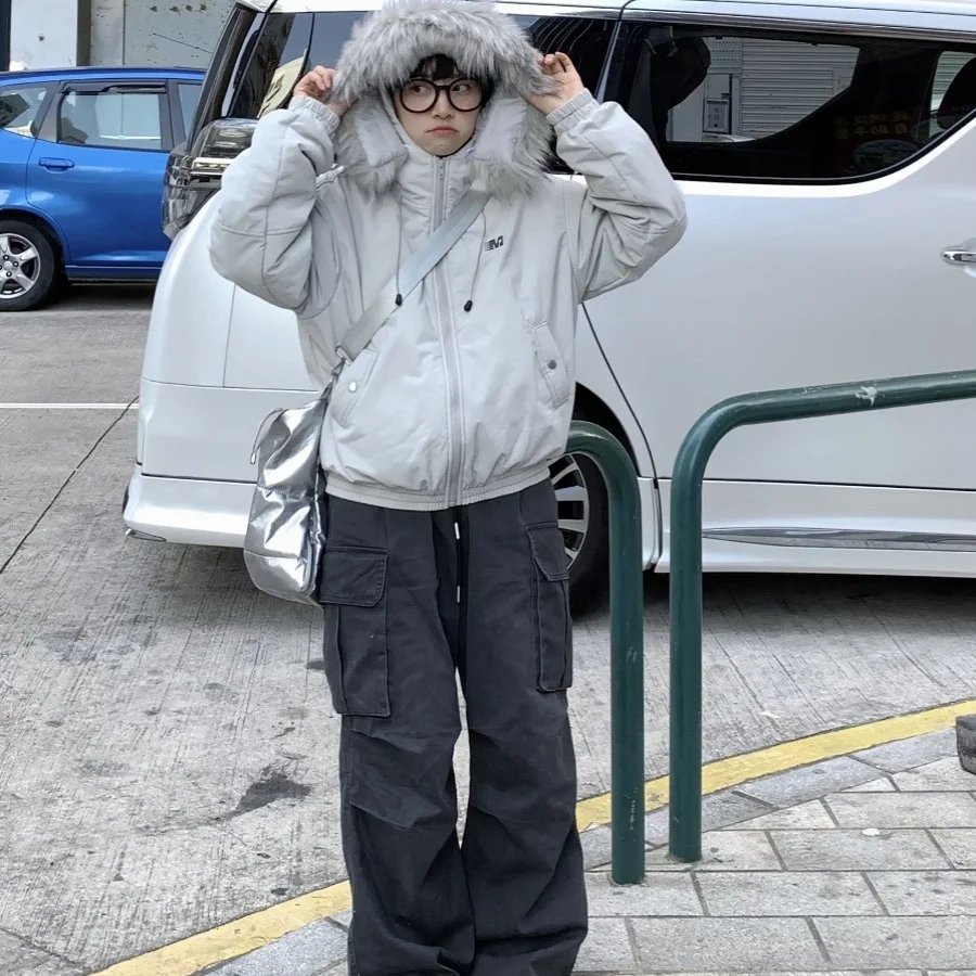 

Женская укороченная парка классического А-силуэта с поясом, воротником-стойкой, ветрозащитная, на двубортных пуговицах, бежевая, для осени