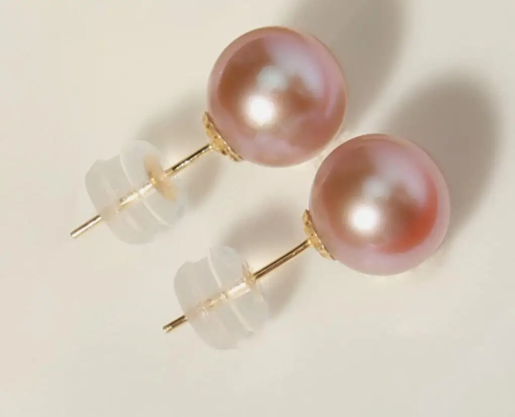 

Пара серег-гвоздиков с натуральным круглым жемчугом Южных морей, 10-11 мм, из натурального золотисто-розового жемчуга.
