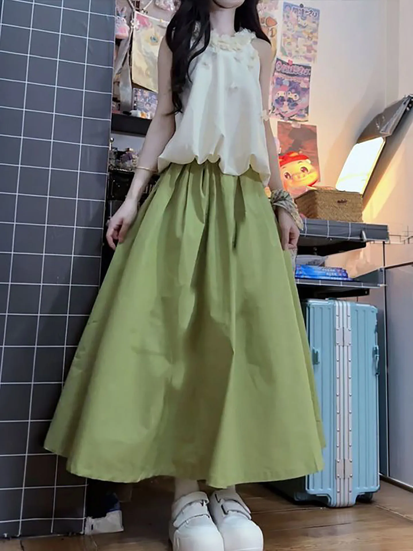 

Elegant High Waist Green Long Skirt And Top Set for Young Women Sleeveless Neck Hanging Gored Skirt Design Fashionable Outfit
