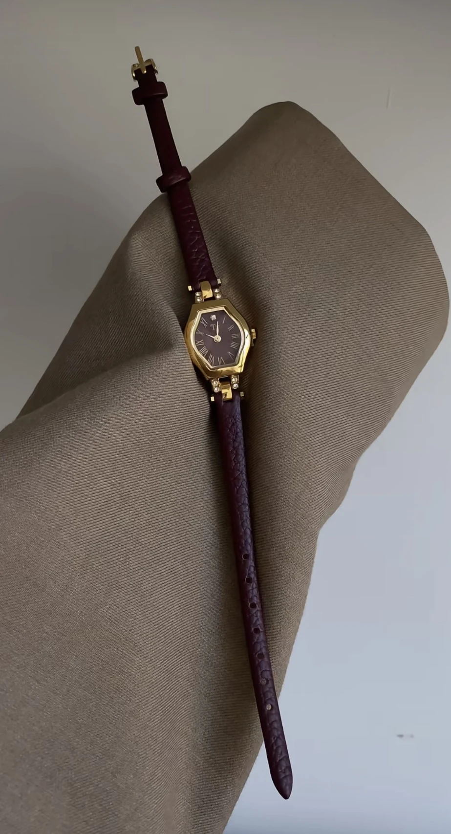 Red watch for women barrelshaped light luxury, fashionable, elegant leather strap watch, retro quartz luxury watch, female gift