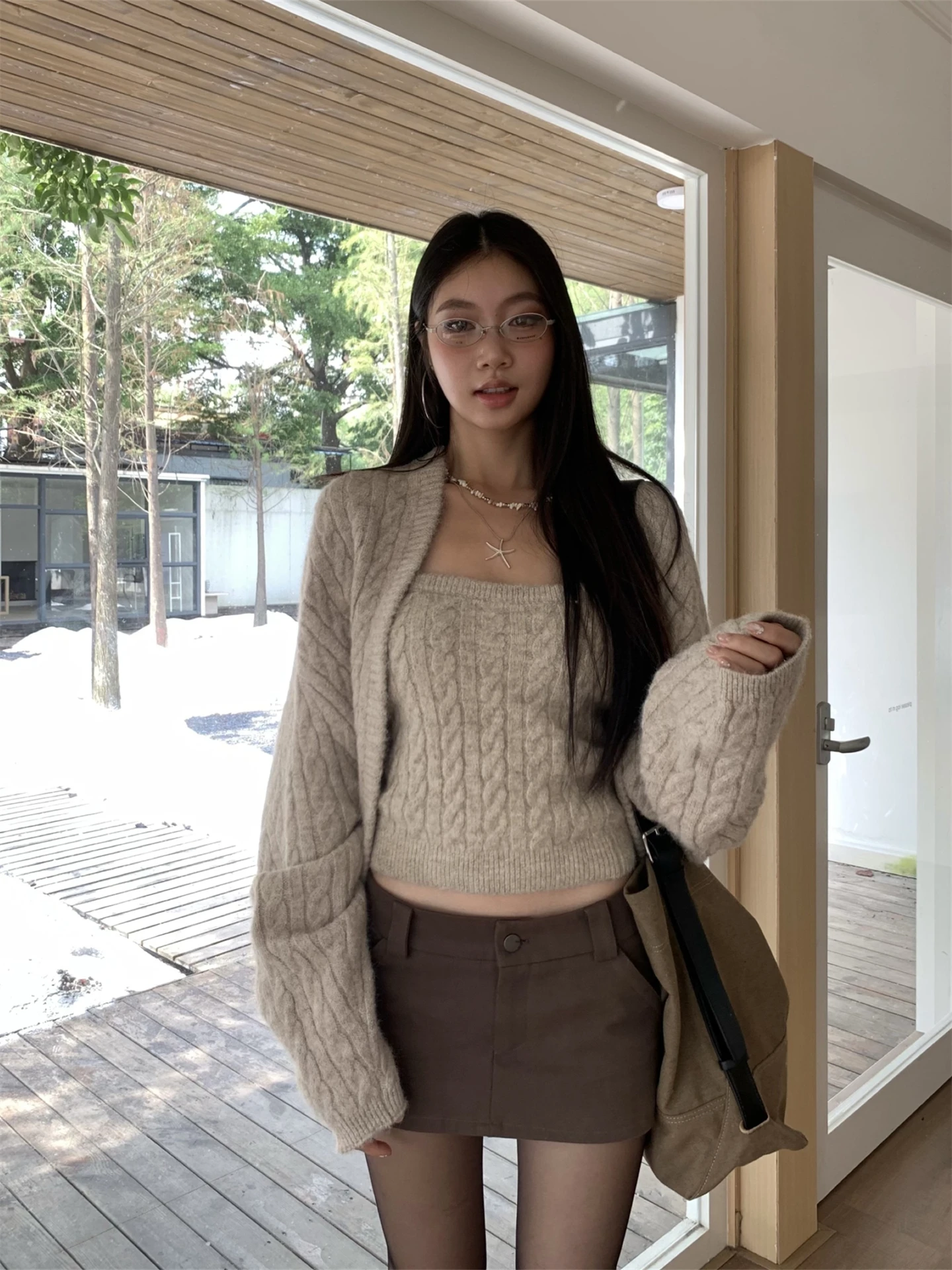 

Свободный вязаный комплект для женщин: осенне-зимний топ с коротким рукавом и кардиган с длинным рукавом, комплект из двух предметов, повседневный, с высокой талией.