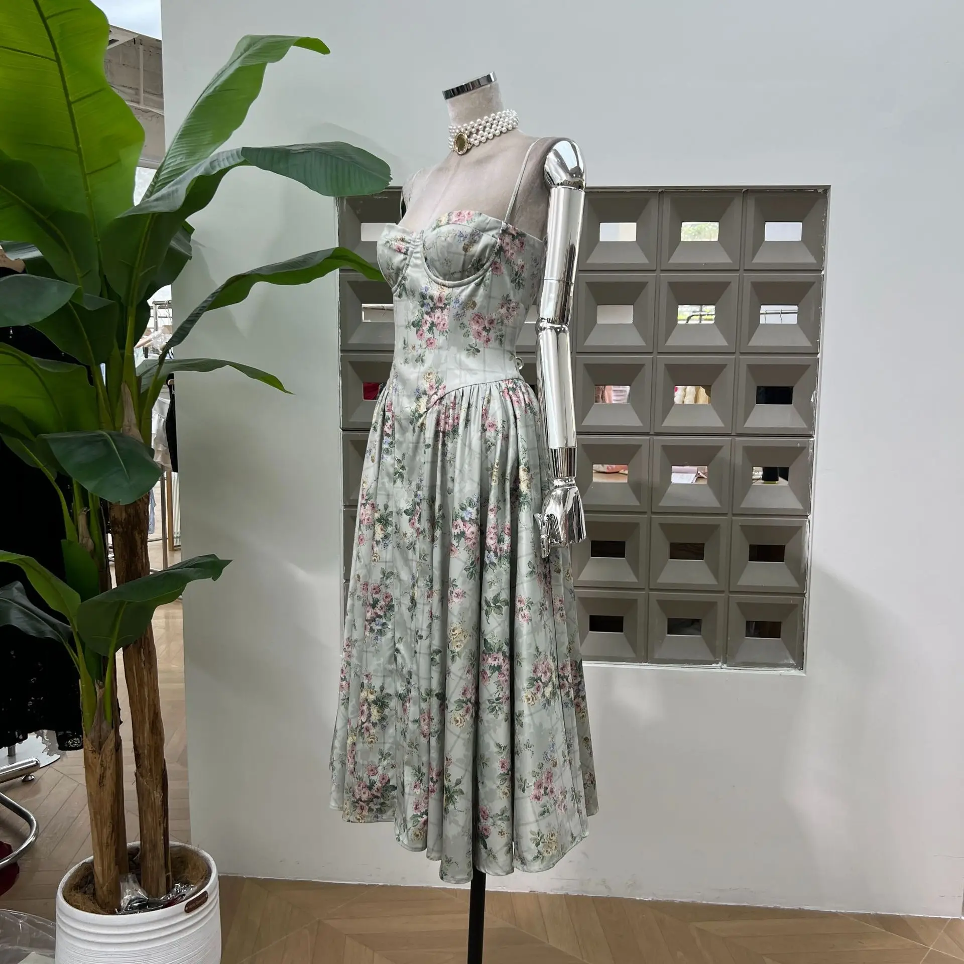 Grünes Retro-bedrucktes, schlankes, plissiertes Maxikleid mit hoher Taille, Urlaub, Sommer, 2025, neues Damen-Spaghetti-Trägerkleid, Promi-Club-Kleider