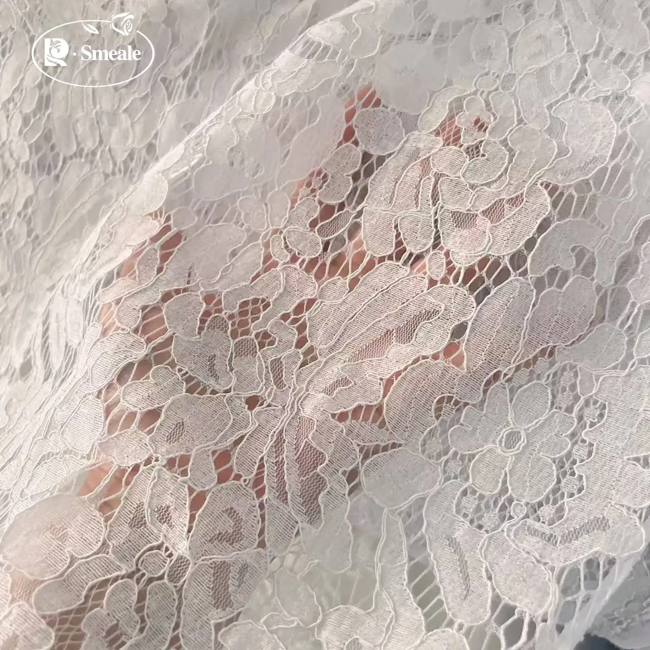 Weicher Wimpern-Baumwollspitzenstoff mit französischer Bordürenlinie. Afrikanische Guipure-Spitze für Party- und Hochzeitskleider, DIY-Näharbeiten RS2506302 – Detail 2