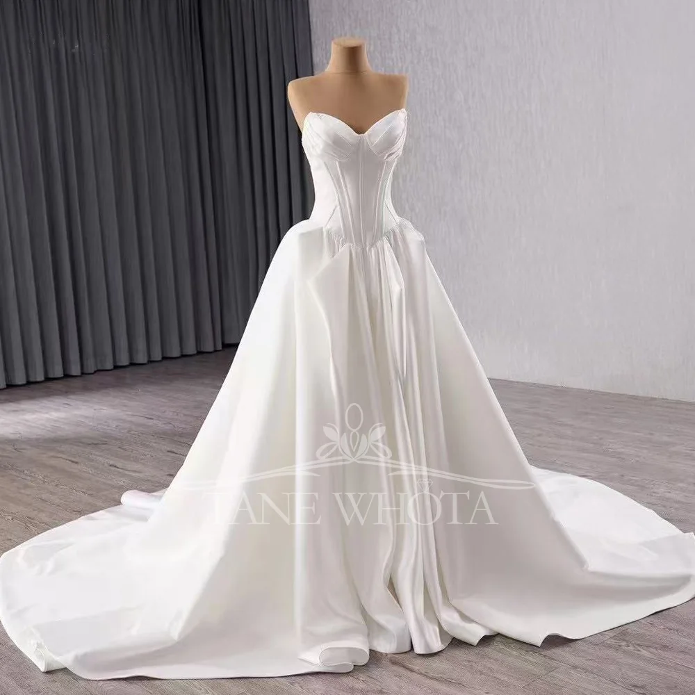 エレガントなサテンのウェディングドレス ノースリーブ 恋人 レースアップ バック ラッフル カスタマイズされた民間式結婚式のブライダルドレス