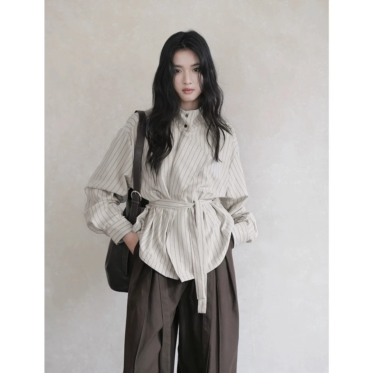 Camisas de manga larga para mujer, blusas abotonadas de satén con cuello vuelto, mangas acampanadas, corte ajustado, estilo francés femenino, apariencia de primavera