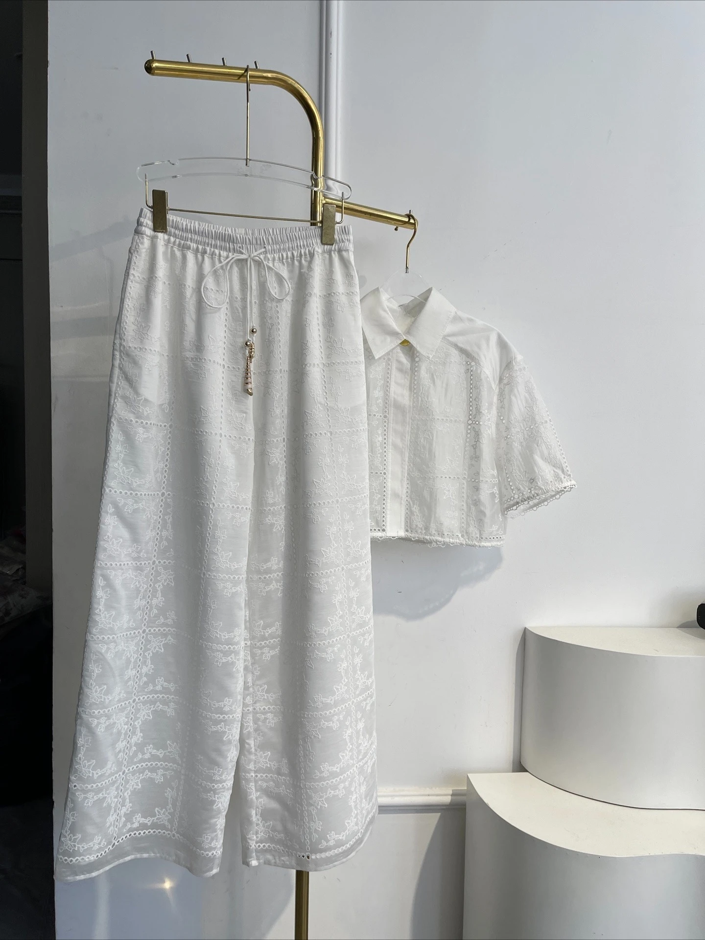 

And Drawstring Waist Wide-Leg Pants Two-Piece Set Resort Wear Outfit White Eyelet Embroidery Cropped Collared Blouse Tops