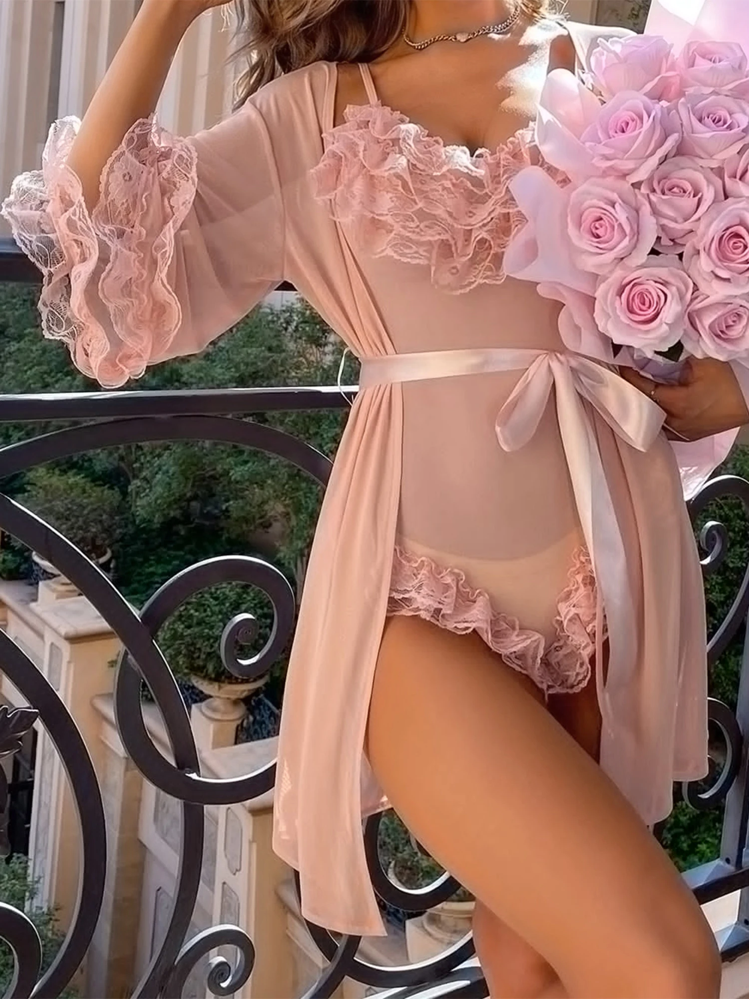 طقم ملابس داخلية بيبي دول شفافة مزينة بالدانتيل مع رداء وحزام متطابق - طقم بدلة للجسم بطبقات شبكية مكون من 3 قطع