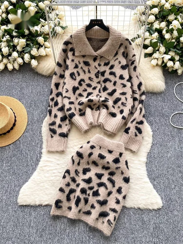 

Комплект из 2 предметов: вязаный кардиган с длинными рукавами и короткая юбка в леопардовом стиле, осенне-зимний, свободный крой, модный женский свитер
