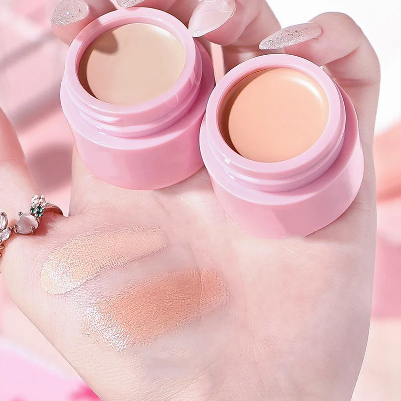 ソフト ピンク コンシーラー - くま、ニキビ跡、シミ、そばかすを軽減します。 ワンクリックでアプリケーション。 初心者に最適なメイク道具です。