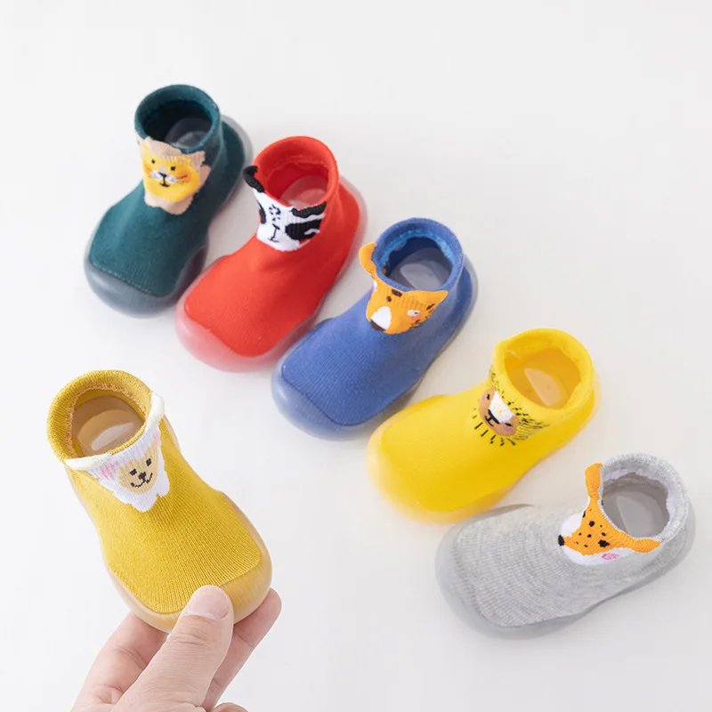 Zapatos de dibujos animados para niños y niñas, zapatillas cómodas con suela de goma suave, Calcetines antideslizantes para bebés