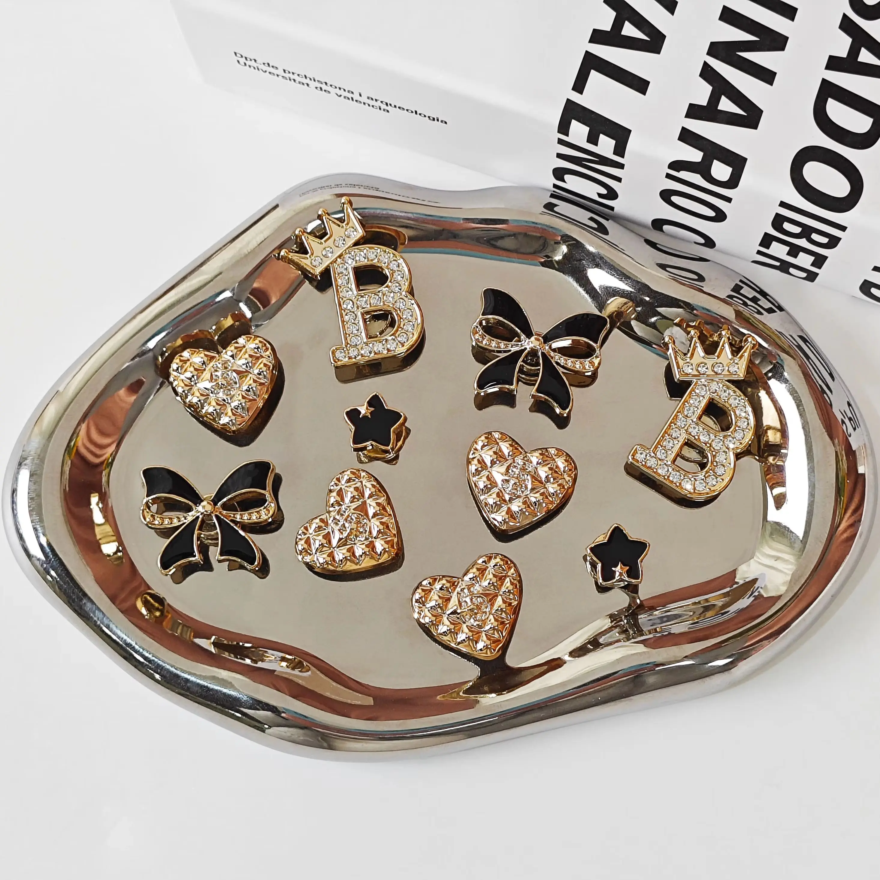 10Pcs DIY Shoe Decoration Charms, Shiny Letters, Hearts, Bows, Star Decorations, Non-Metal Lightweight Material, Y2K Fashion Versatile Cute Personality Accessories for Men and Women, Suitable for Eva Beach Shoes, Sandals, Removable Shoe Decorations, Holiday Gifts
