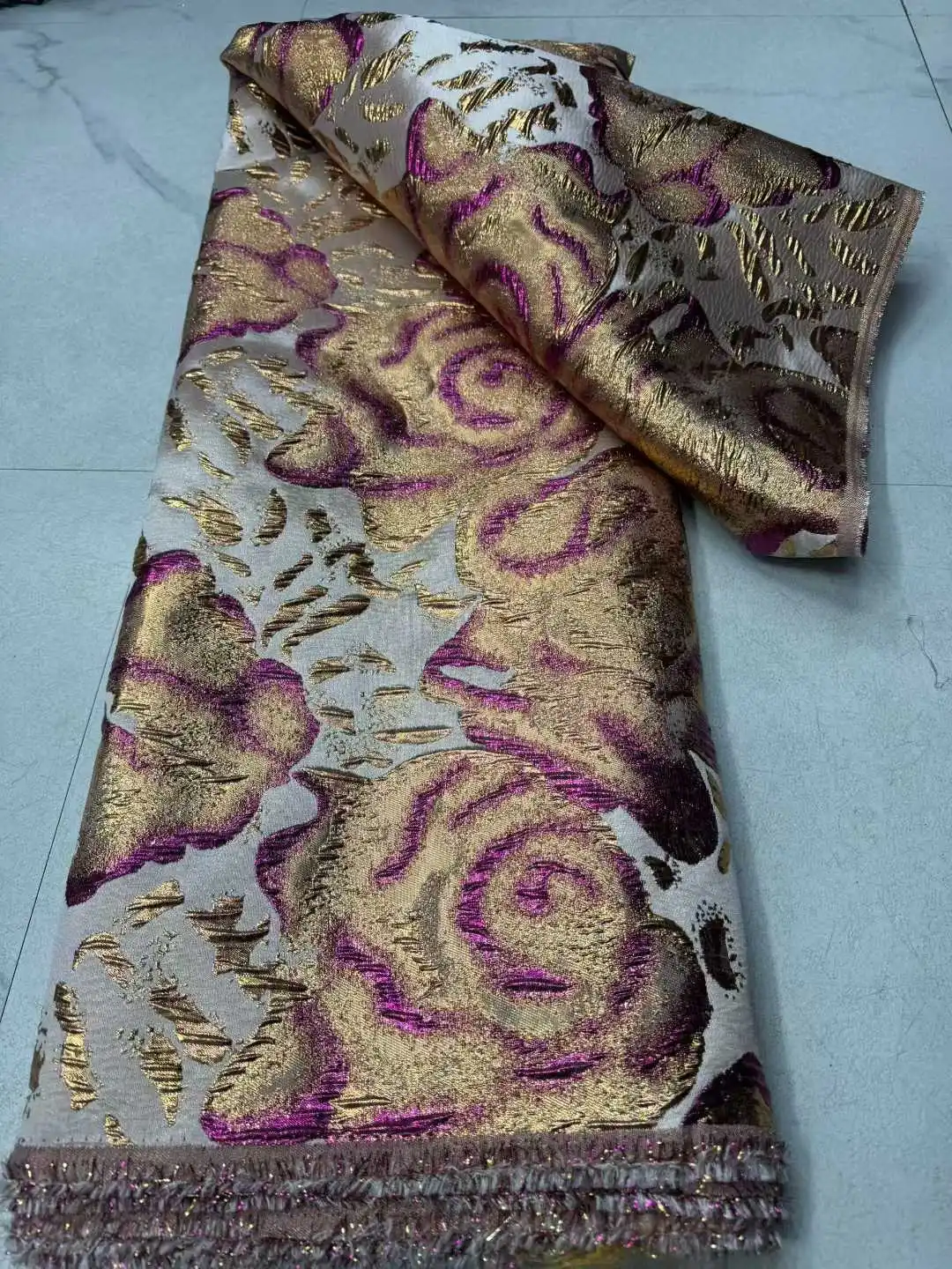 

Многоцветная жаккардовая ткань 2026 года: новая высококачественная дамастовая роскошная парча, африканское кружево для женских платьев