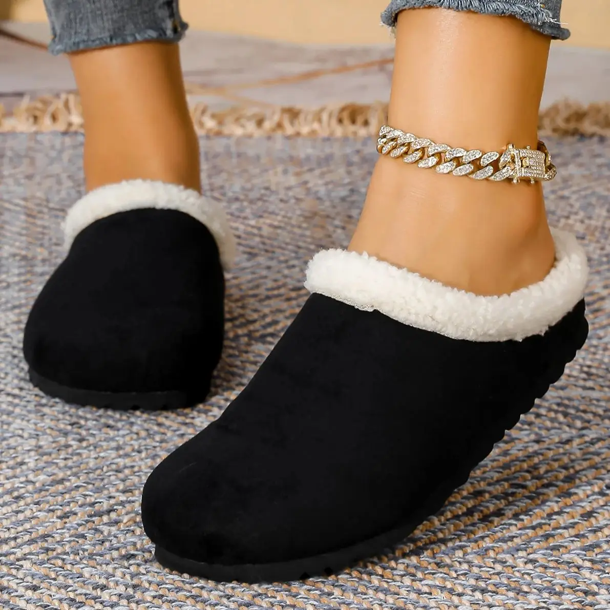 Nuevas zapatillas de terciopelo de talla grande a la moda negras de otoño e invierno para mujer, zapatillas de casa cálidas, ligeras, cómodas y se pueden usar en el exterior