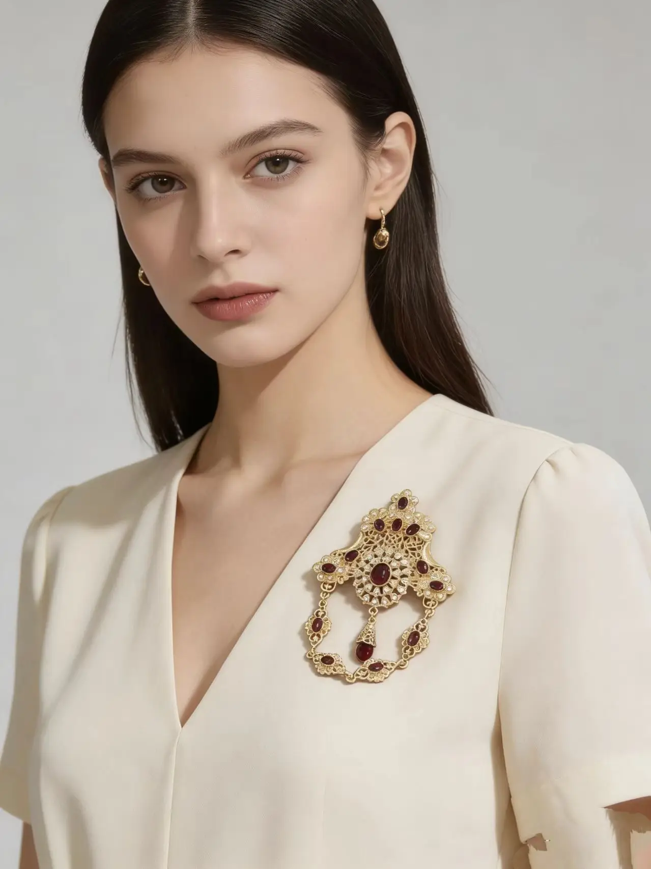 

Брошь в стиле ретро, зеленый драгоценный камень, полая брошь, Ближневосточная позолоченная брошь с цветочной кисточкой, аксессуар для вечернего платья