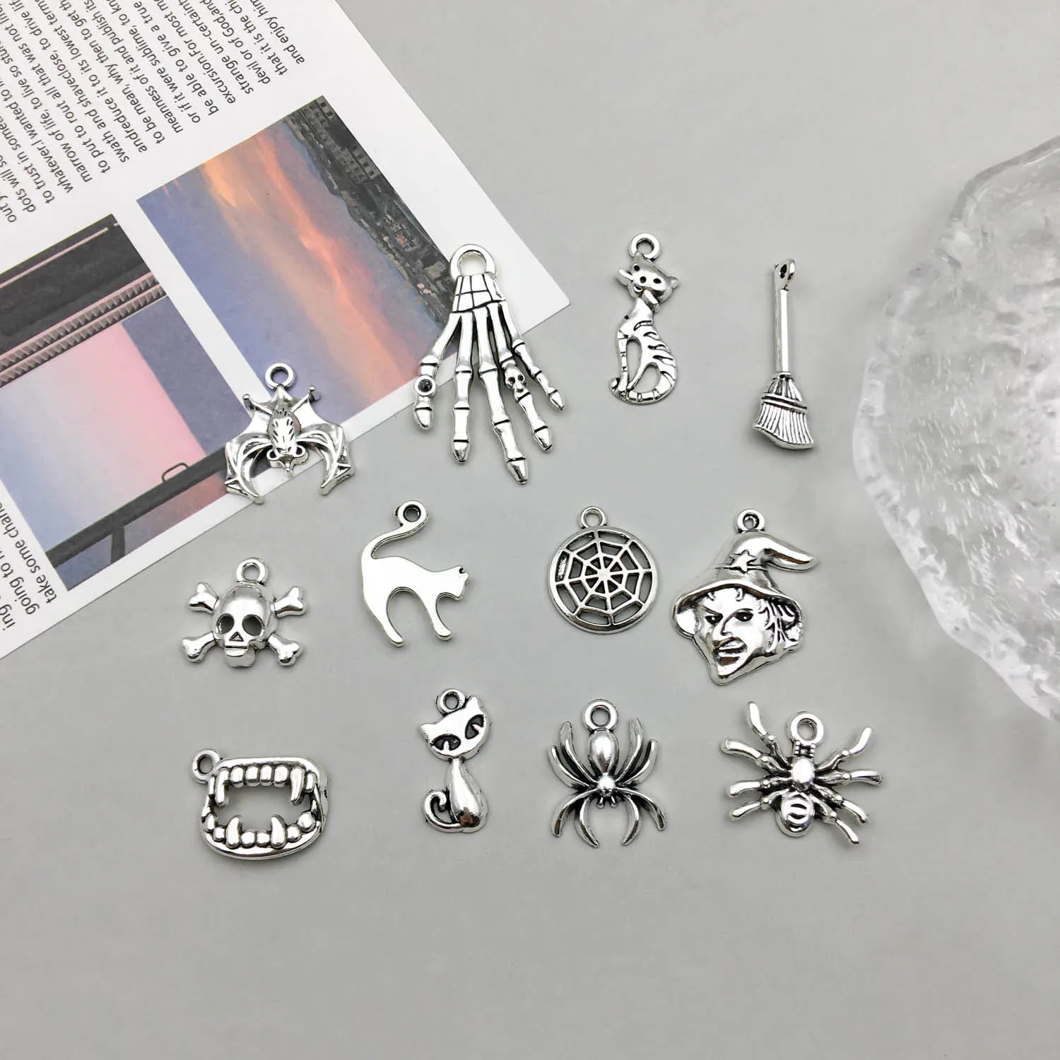 10-teiliges Halloween-Kollektionsset aus antikem Silber-Zinklegierungsanhänger, universelles Accessoire, geeignet für die Herstellung verschiedener DIY-Schmuck