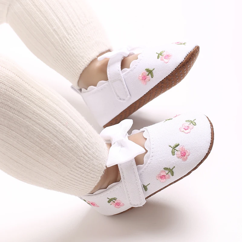 Schattige Geborduurde Bloemen Babyschoenen Antislip Doek Onderkant Meisje Schoenen Elegante Ademende Casual Baby Eerste Wandelschoenen 0-18 M