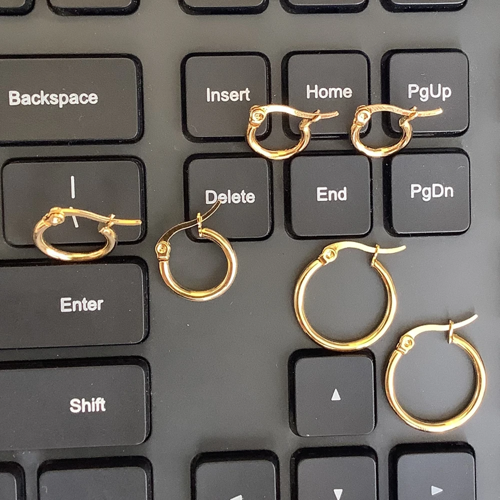 12/15/20mm Kurze Edelstahl-Creolen in Goldfarbe mit IP-Beschichtung, Farbecht, Allergiefrei – Detail 1